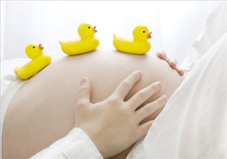 最強(qiáng)產(chǎn)婦給自己接生 國外流行不代表可隨意模仿