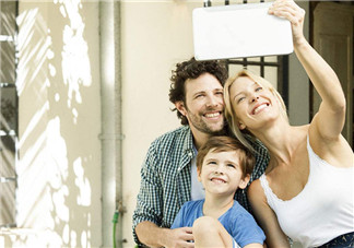 陳浩民老婆一次抱三娃拍照 當(dāng)媽后有哪些變化？