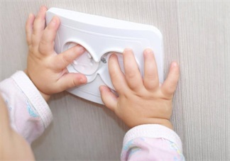 原來家里有這么多的隱患 這些東西一定要放到寶寶摸不到的地方