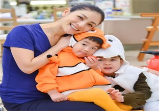 大寶和二寶能和睦相處？ 胡可教會(huì)大家