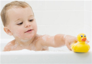 給寶寶洗澡媽媽要注意什么 給孩子洗澡的注意事項(xiàng)有哪些