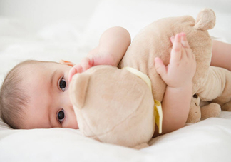 寶寶睡覺時間比較長需要叫醒他嗎 新生兒睡眠時間長叫醒好不好