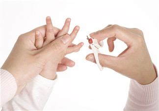 給寶寶剪指甲如何避免錯誤 如何正確的給寶寶剪指甲