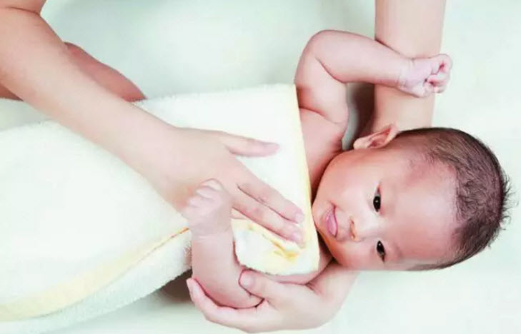 秋天怎么給寶寶洗澡不著涼 寶寶洗澡不著涼小竅門有哪些