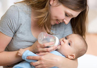 母乳和配方奶哪個好 混合喂養(yǎng)更靠譜