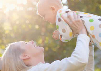 育兒中的兩個(gè)錯(cuò)誤 曬太陽(yáng)補(bǔ)鈣喝果汁補(bǔ)充維生素