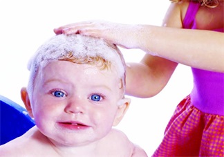 孩子怕洗頭總是哭 教你輕松給孩子洗頭