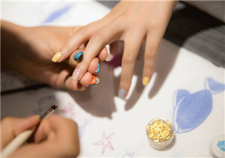 章子怡和Angelababy哺乳期涂指甲可以嗎 哺乳期涂指甲的影響