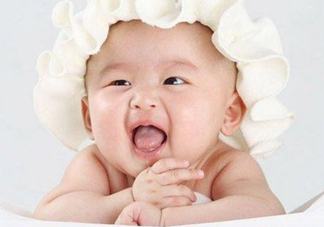 夏天寶寶脖子被淹和起痱子的區(qū)別在哪里(圖文)