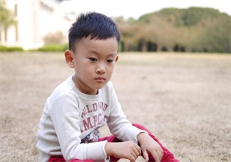 孩子自卑沒(méi)自信怎么辦 孩子沒(méi)自信如何幫他克服