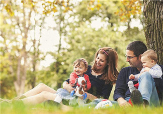 劉國梁教女兒高爾夫獲世界亞軍！父母如何成為孩子的榜樣
