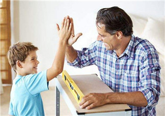 家長怎樣表揚(yáng)孩子才能有好的效果 父母如何高級贊美孩子