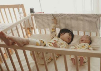 親子故事 記錄下兩個(gè)寶寶成長的瞬間