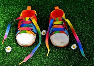 陳浩民帶全家開(kāi)趴孩子穿巨型拖鞋 如何給寶寶選鞋子