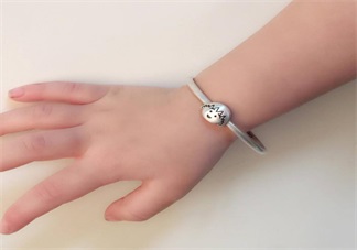 孩子出生就給銀飾物戴 怎么戴才安全