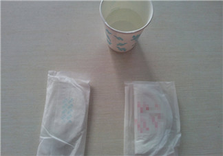 小白熊和貝親防溢乳墊哪個(gè)好 小白熊貝親防溢乳墊吸水測(cè)試