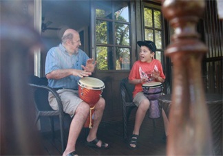 老人帶孩子要不要給錢(qián) 老人帶孩子給錢(qián)傷感情嗎