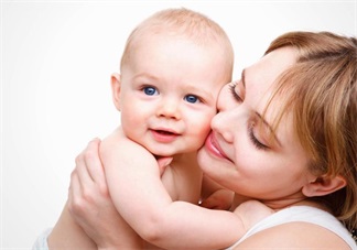 寶寶剛出生時其實(shí)是近視 如何在后期培養(yǎng)孩子視力