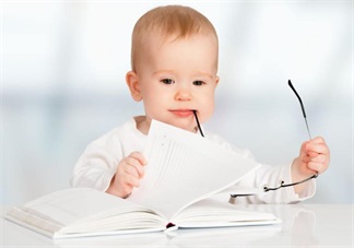 寶寶愛看書興趣濃濃 那就教他翻書吧