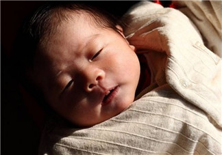 曬太陽能幫助孩子退黃疸嗎 新生兒曬太陽退注黃疸意事項。