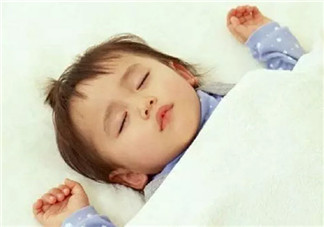 秋天給寶寶蓋被子有哪些注意事項 秋天給孩子穿衣蓋被注意三暖三涼
