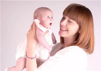 新生兒一天最多抱多久 三個月之內(nèi)的寶寶每天抱多久合適