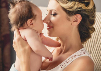 母乳喂養(yǎng)姿勢和技巧2017 正確的母乳喂養(yǎng)方式