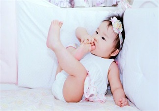 伊能靜女兒小米?？心_丫萌萌的 寶寶為啥都愛啃腳丫