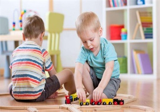 玩積木對孩子的智力開發(fā)大 怎么帶孩子玩積木