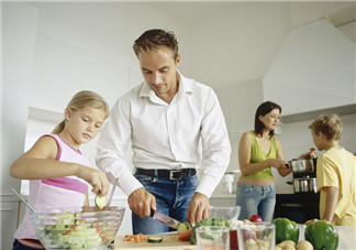 親子互動  享受和孩子一起做飯